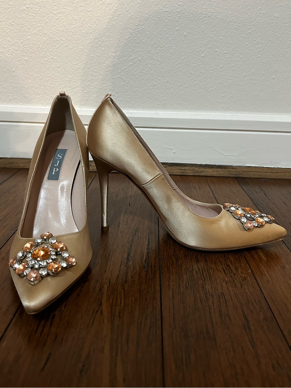 SJP Embellished Gold Pointed-Toe Stiletto Pumps
